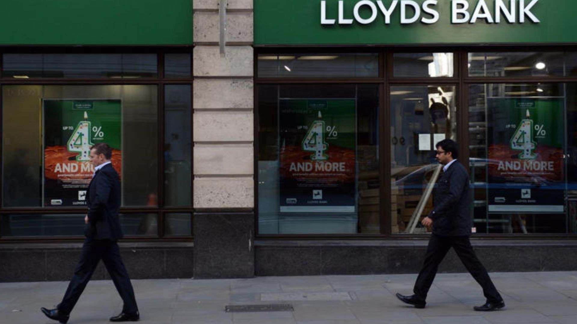 Lloyds benefits fall as it saves £377m for loan defaults over living costs