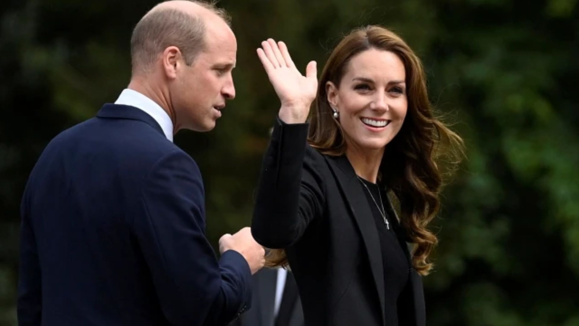 Kate Middleton wears Sovereigns pearl earrings