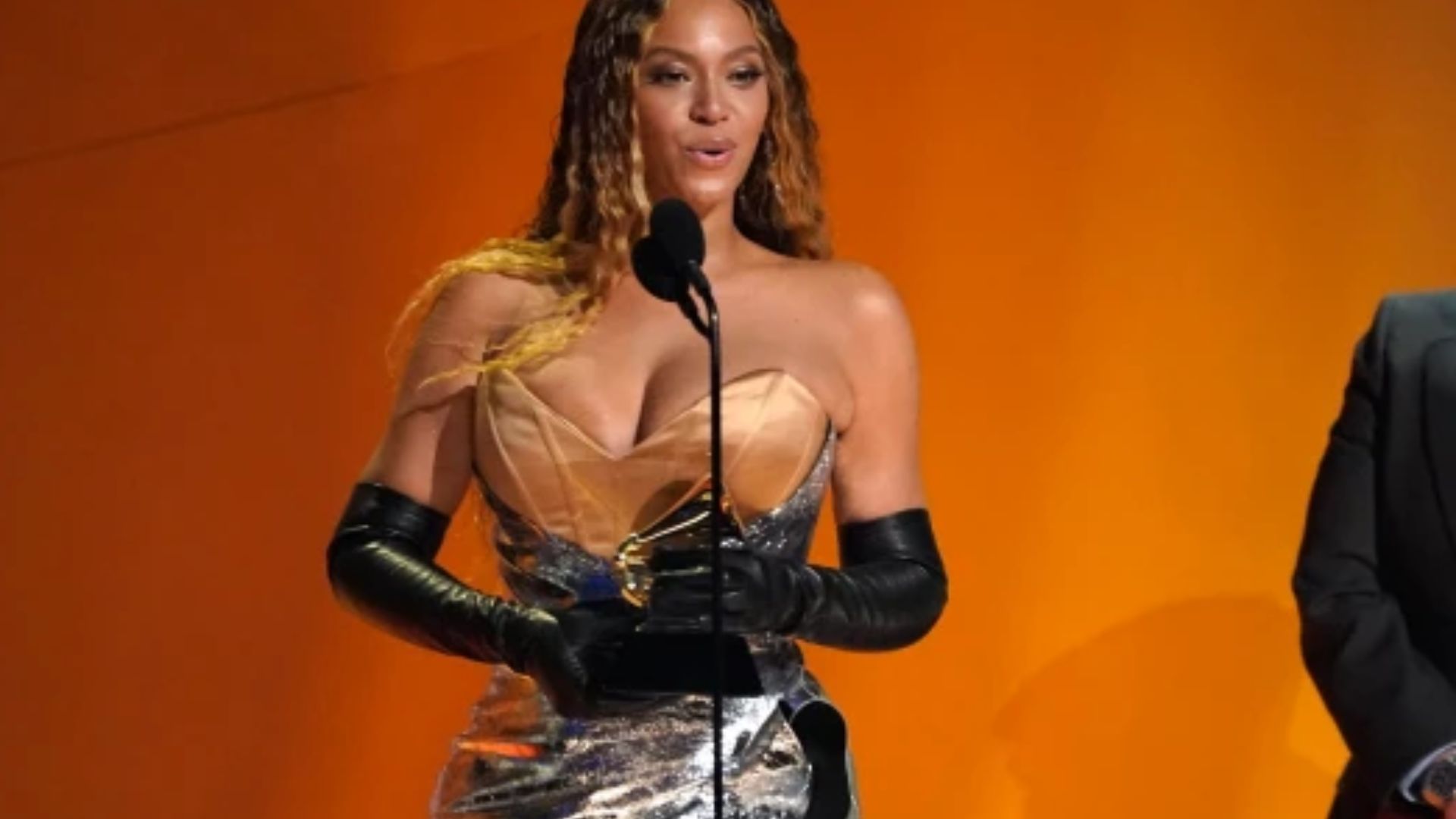 Beyonce in tears during close-to-home Grammys speech